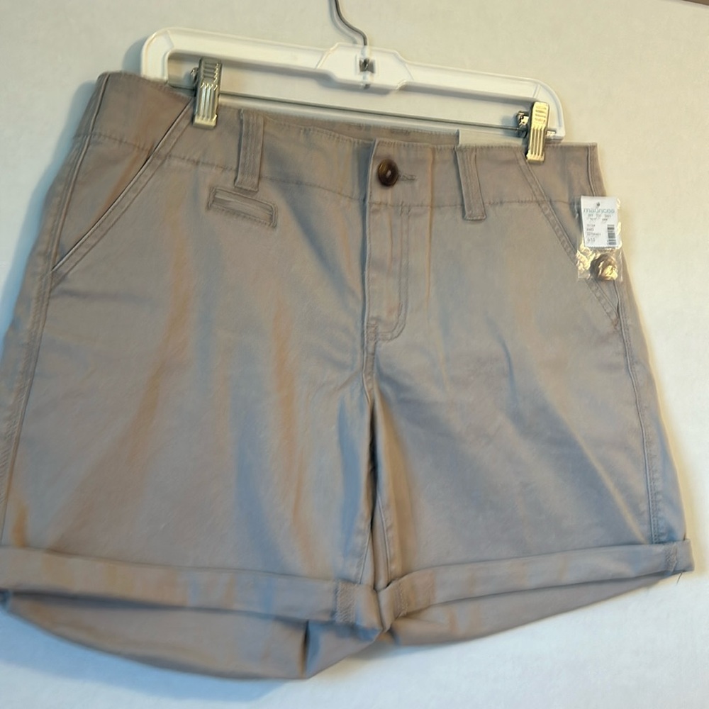 NWT Maurice’s Mid Rise Button Closure Cuffed Hem Beige Denim Shorts. Size 9/10